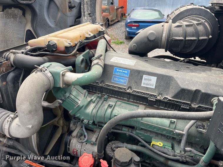 image for item LD9496 2015 Volvo VNL semi truck