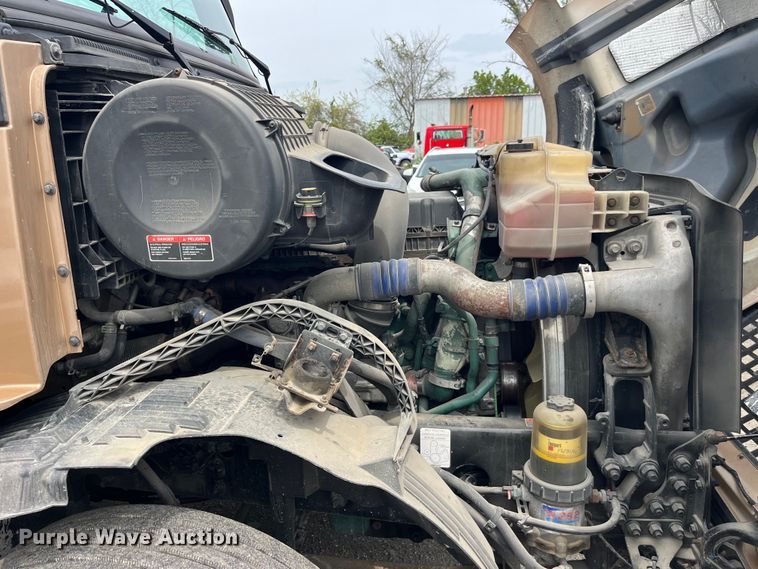 image for item LD9496 2015 Volvo VNL semi truck