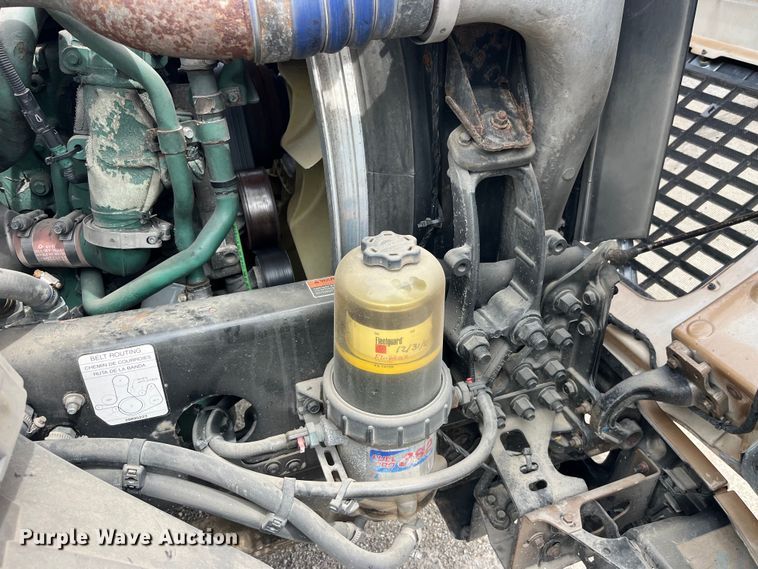 image for item LD9496 2015 Volvo VNL semi truck