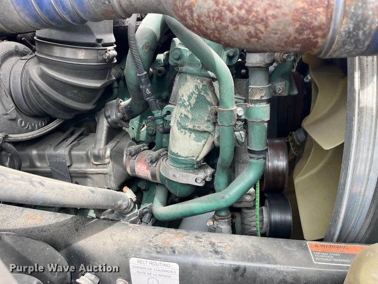 image for item LD9496 2015 Volvo VNL semi truck