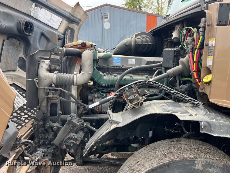 image for item LD9496 2015 Volvo VNL semi truck