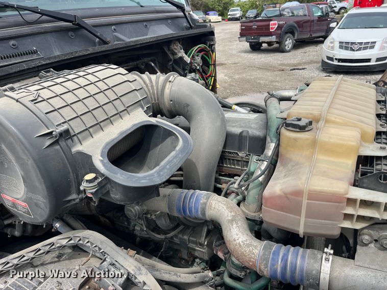 image for item LD9496 2015 Volvo VNL semi truck