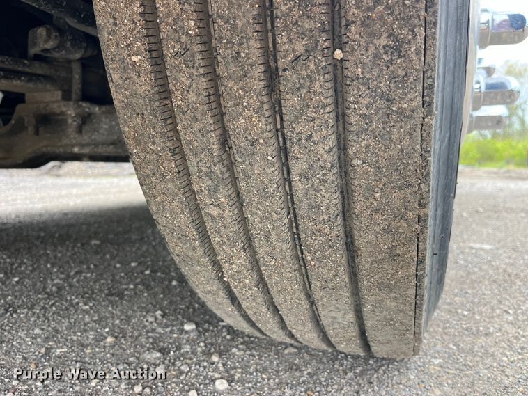 image for item LD9496 2015 Volvo VNL semi truck