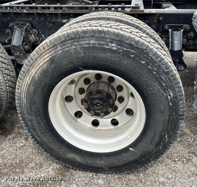 image for item LD9496 2015 Volvo VNL semi truck