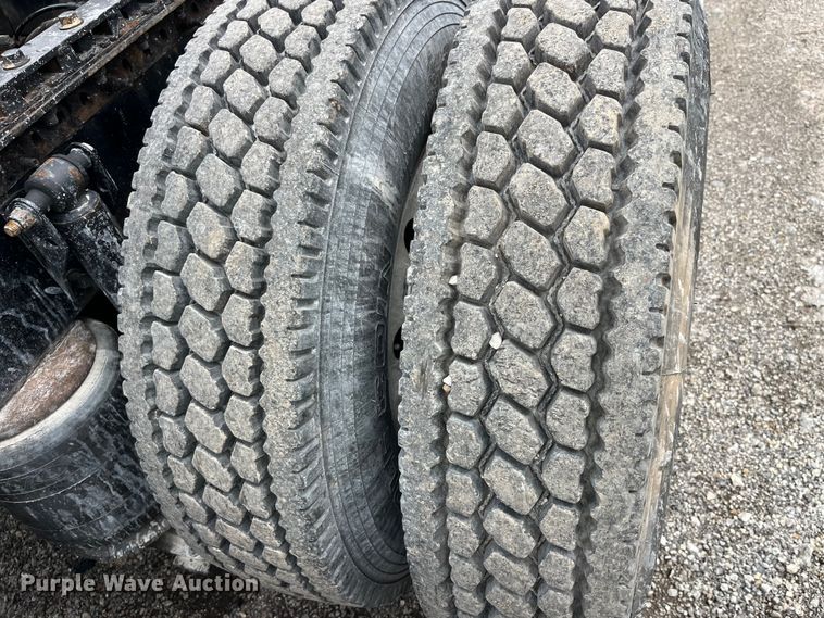 image for item LD9496 2015 Volvo VNL semi truck