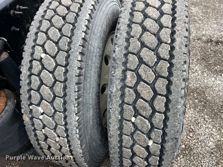 image for item LD9496 2015 Volvo VNL semi truck