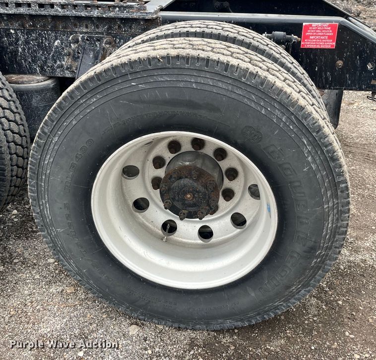 image for item LD9496 2015 Volvo VNL semi truck