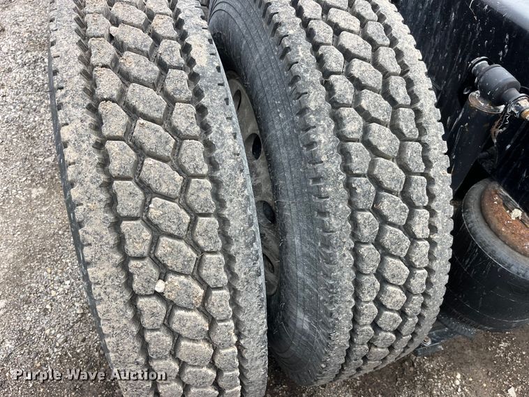 image for item LD9496 2015 Volvo VNL semi truck