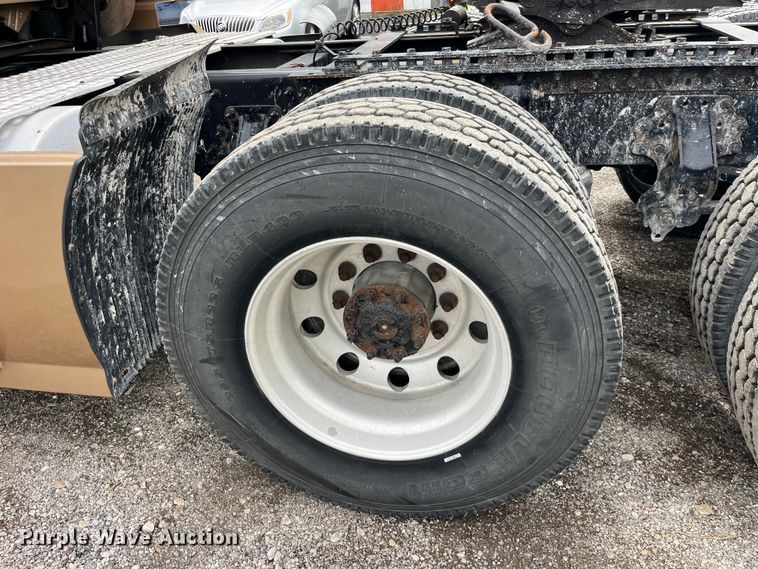 image for item LD9496 2015 Volvo VNL semi truck