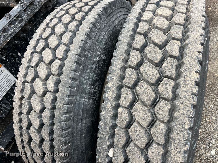 image for item LD9496 2015 Volvo VNL semi truck