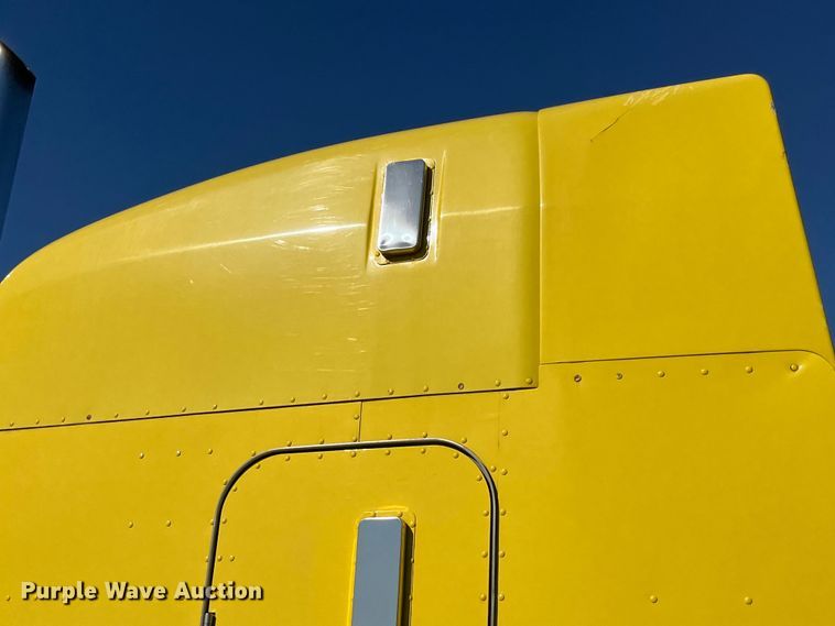 image for item LD9516 2002 Peterbilt  379 semi truck