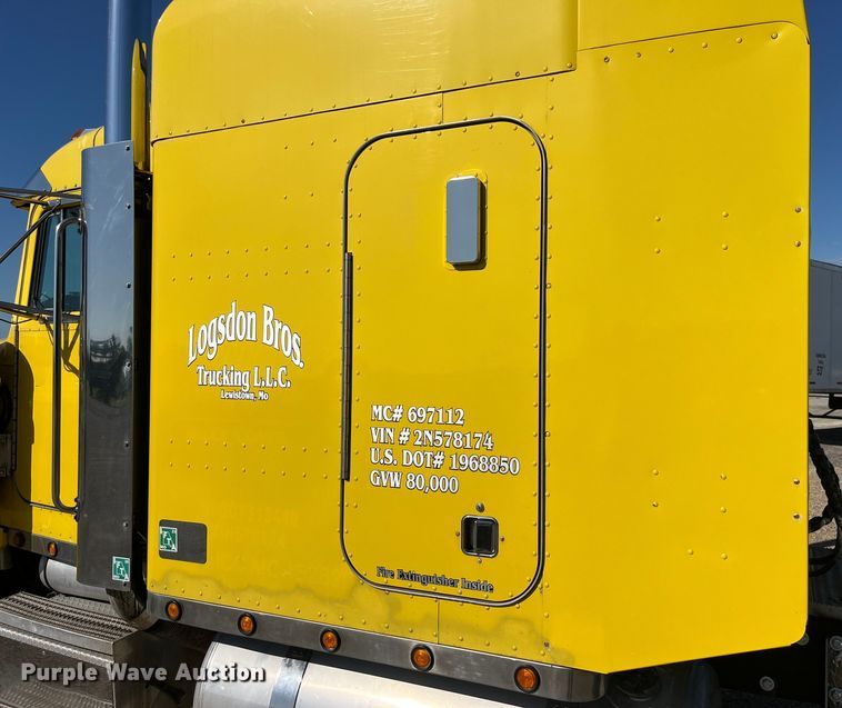 image for item LD9516 2002 Peterbilt  379 semi truck