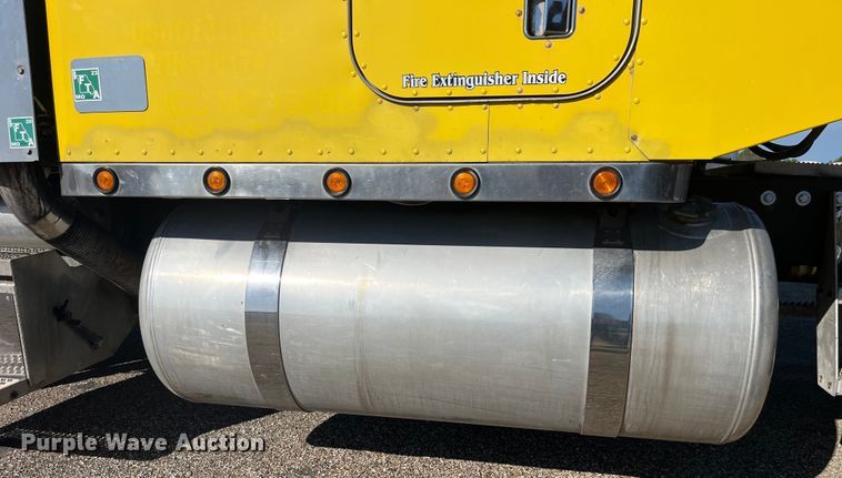 image for item LD9516 2002 Peterbilt  379 semi truck