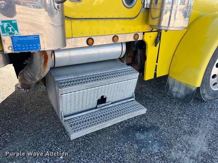 image for item LD9516 2002 Peterbilt  379 semi truck