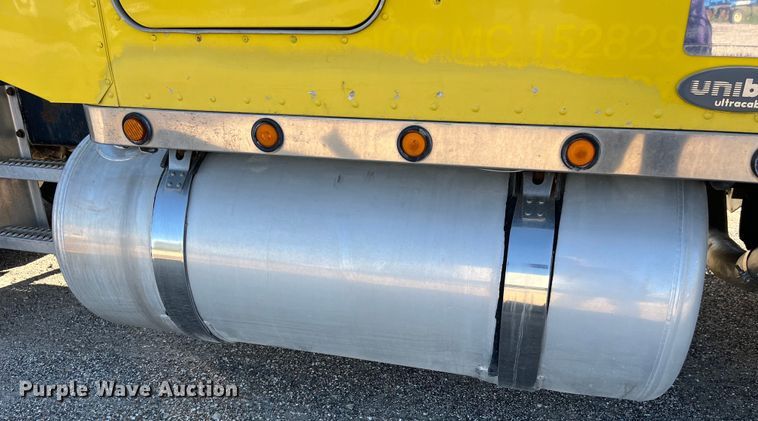 image for item LD9516 2002 Peterbilt  379 semi truck