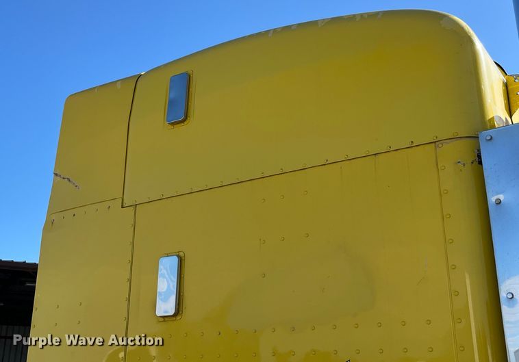 image for item LD9516 2002 Peterbilt  379 semi truck