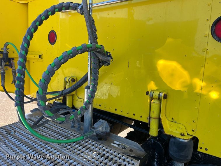 image for item LD9516 2002 Peterbilt  379 semi truck