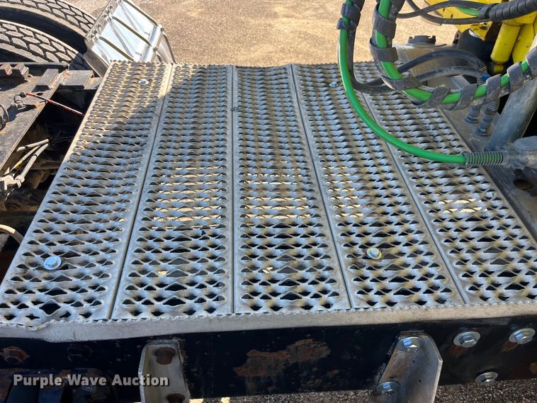 image for item LD9516 2002 Peterbilt  379 semi truck