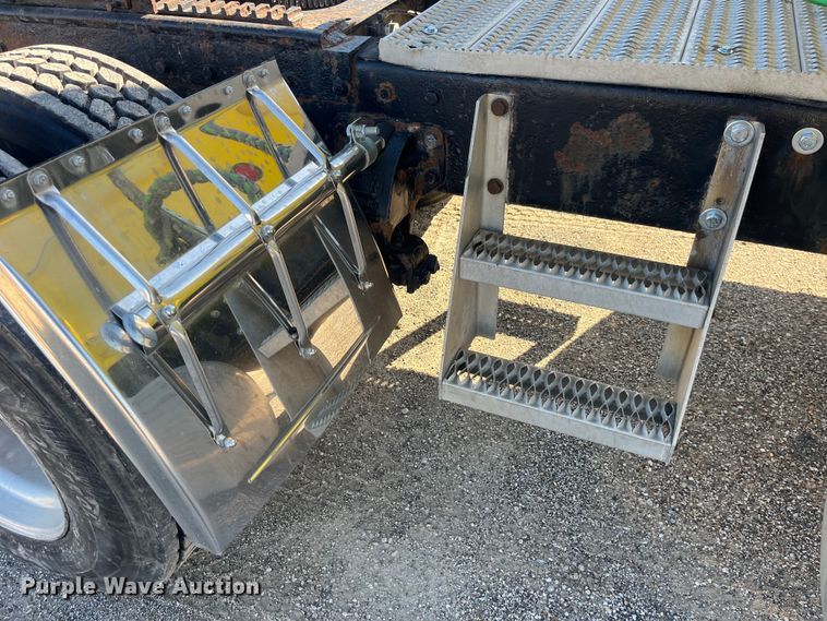 image for item LD9516 2002 Peterbilt  379 semi truck