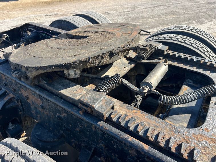 image for item LD9516 2002 Peterbilt  379 semi truck