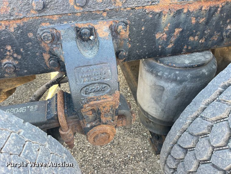 image for item LD9516 2002 Peterbilt  379 semi truck