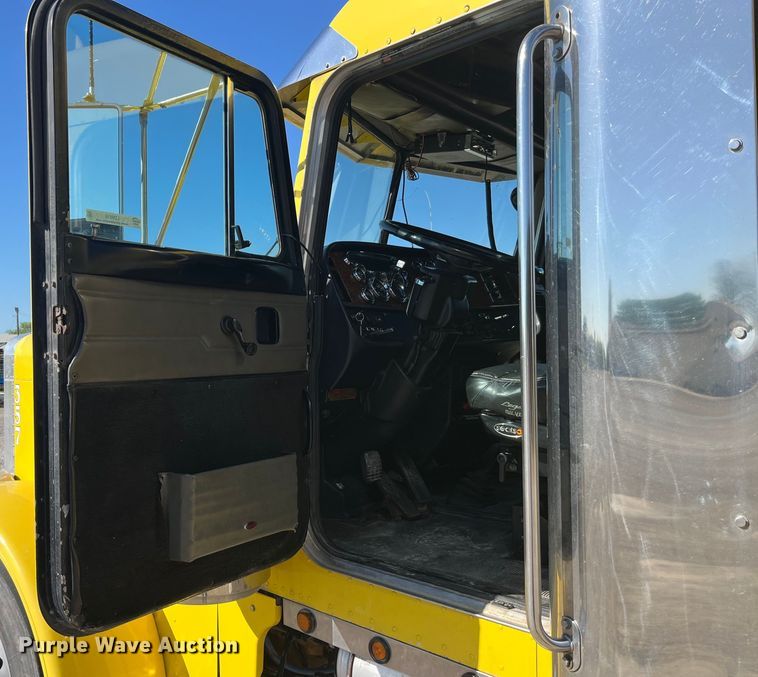 image for item LD9516 2002 Peterbilt  379 semi truck