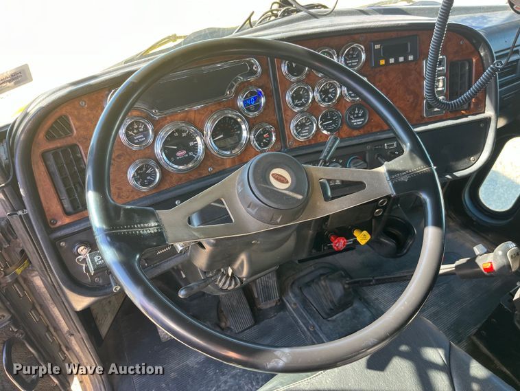 image for item LD9516 2002 Peterbilt  379 semi truck