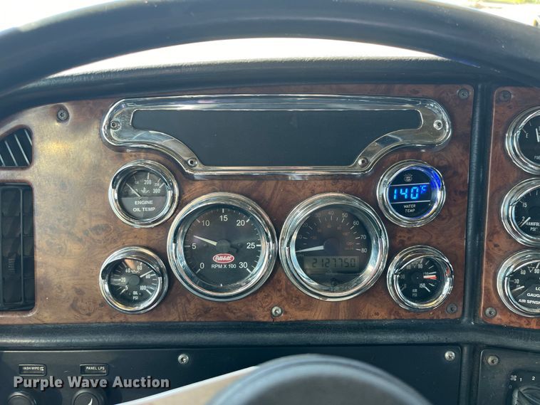 image for item LD9516 2002 Peterbilt  379 semi truck