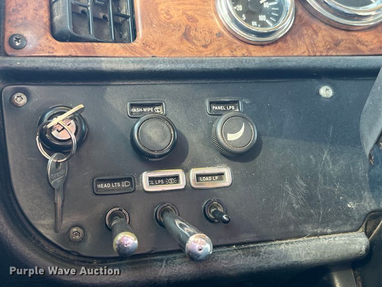 image for item LD9516 2002 Peterbilt  379 semi truck