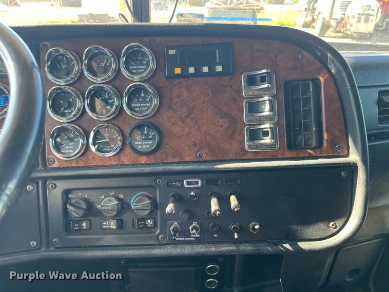 image for item LD9516 2002 Peterbilt  379 semi truck