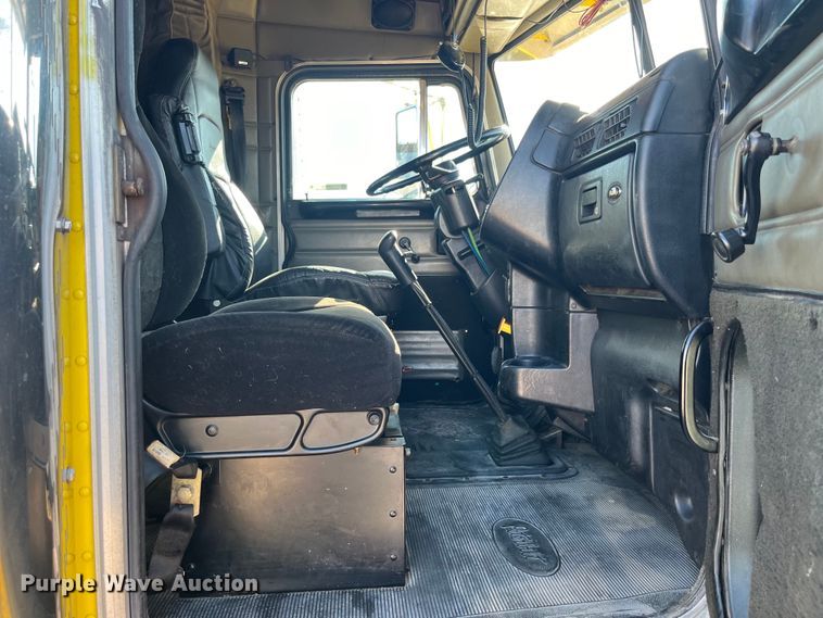 image for item LD9516 2002 Peterbilt  379 semi truck