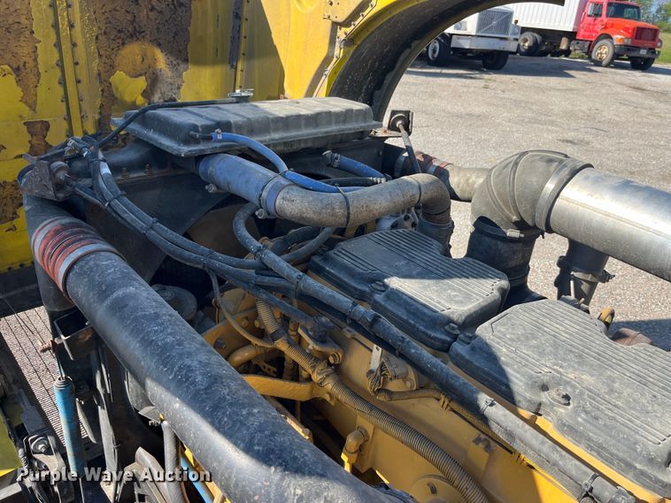 image for item LD9516 2002 Peterbilt  379 semi truck