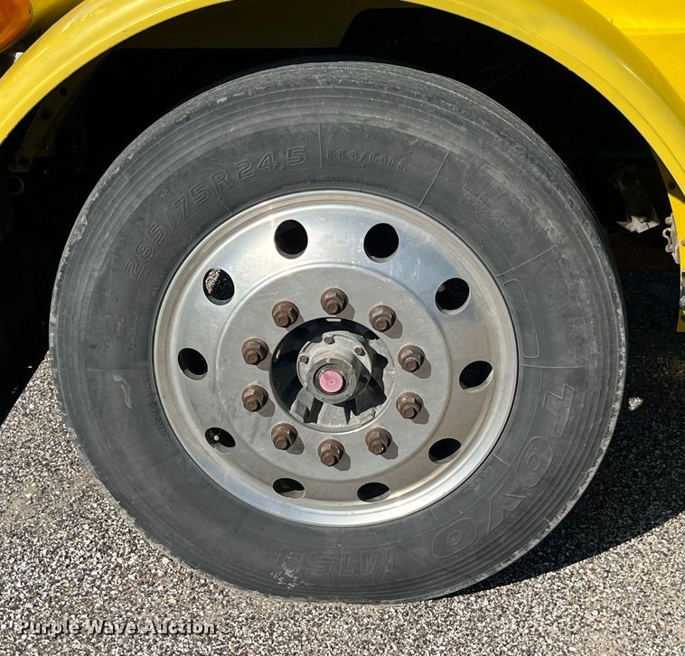 image for item LD9516 2002 Peterbilt  379 semi truck