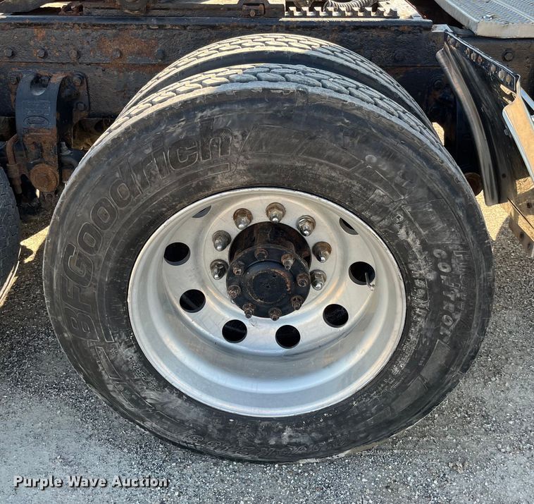 image for item LD9516 2002 Peterbilt  379 semi truck