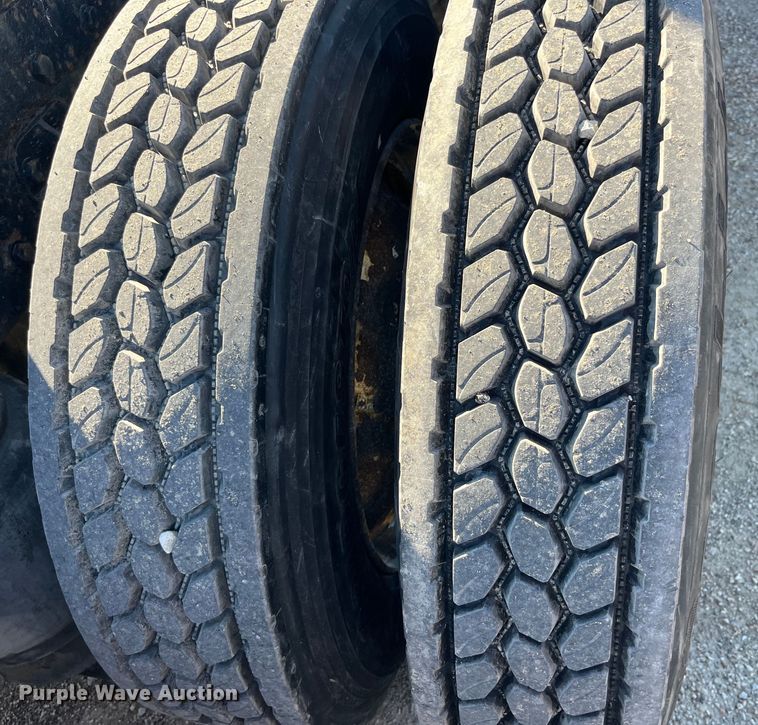 image for item LD9516 2002 Peterbilt  379 semi truck