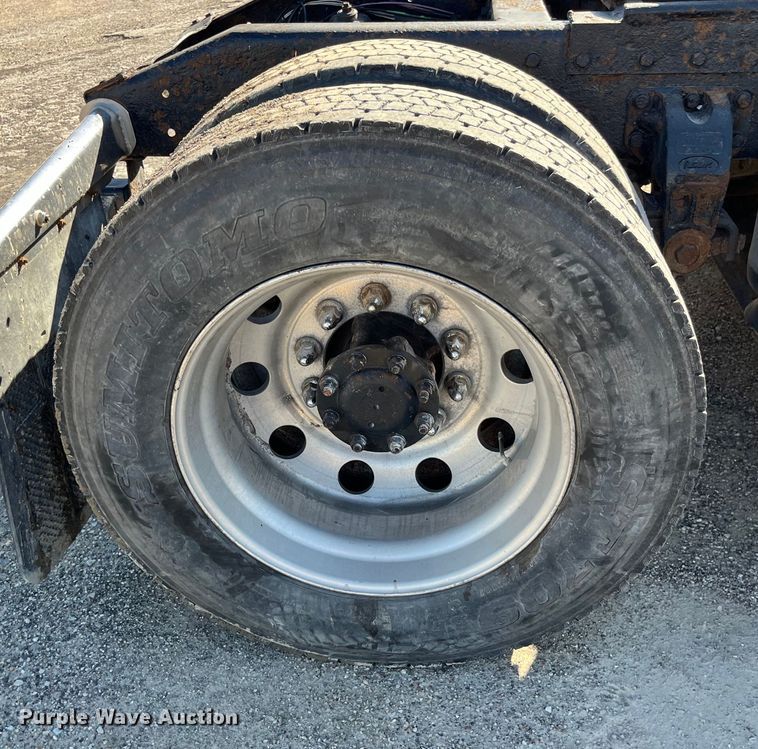 image for item LD9516 2002 Peterbilt  379 semi truck