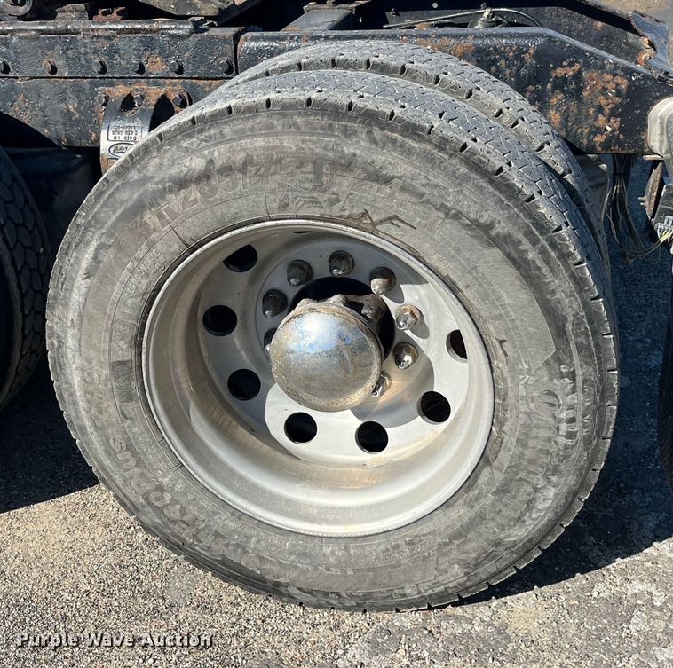 image for item LD9516 2002 Peterbilt  379 semi truck