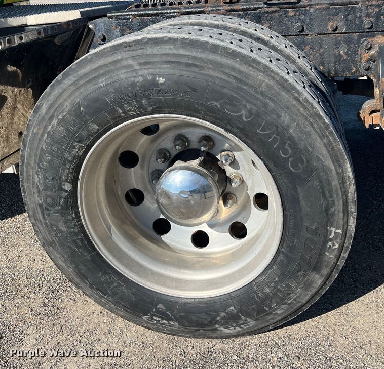 image for item LD9516 2002 Peterbilt  379 semi truck