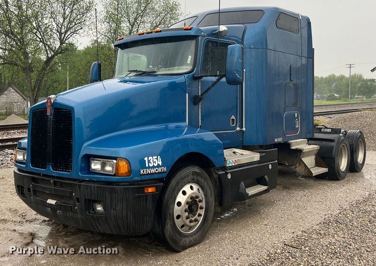 image for item LD9520 2005 Kenworth T600 semi truck