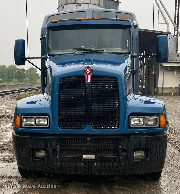 image for item LD9520 2005 Kenworth T600 semi truck