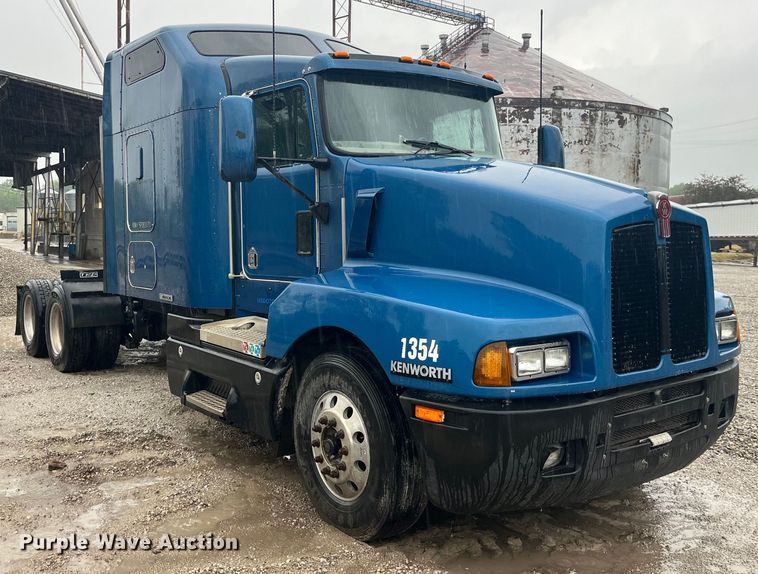 image for item LD9520 2005 Kenworth T600 semi truck