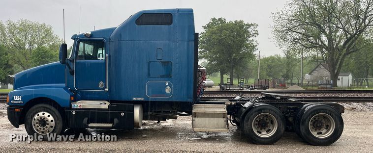 image for item LD9520 2005 Kenworth T600 semi truck