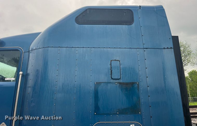 image for item LD9520 2005 Kenworth T600 semi truck