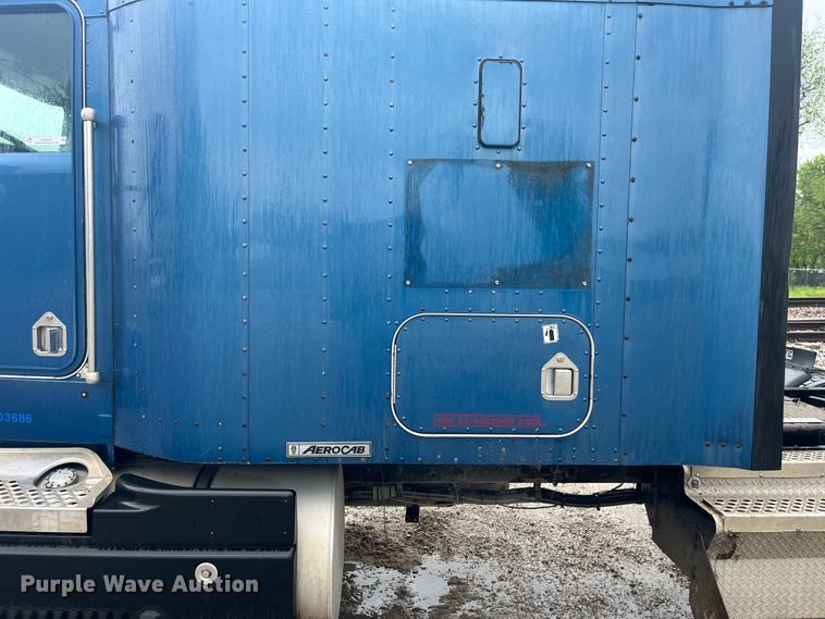 image for item LD9520 2005 Kenworth T600 semi truck