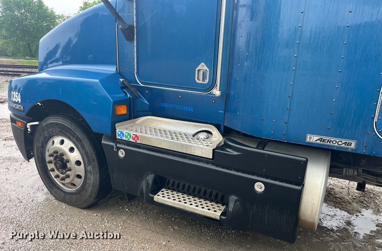 image for item LD9520 2005 Kenworth T600 semi truck