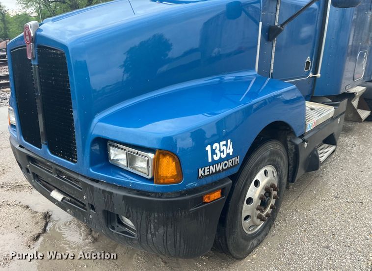 image for item LD9520 2005 Kenworth T600 semi truck