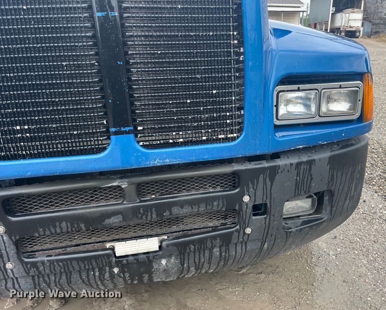image for item LD9520 2005 Kenworth T600 semi truck