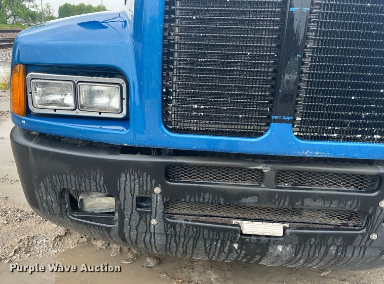 image for item LD9520 2005 Kenworth T600 semi truck