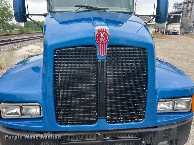 image for item LD9520 2005 Kenworth T600 semi truck