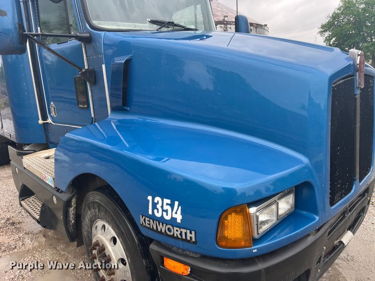 image for item LD9520 2005 Kenworth T600 semi truck